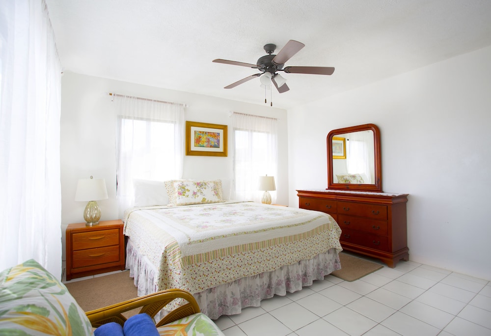 Standard Apartment, 1 King Bed, Garden Area photo 2
