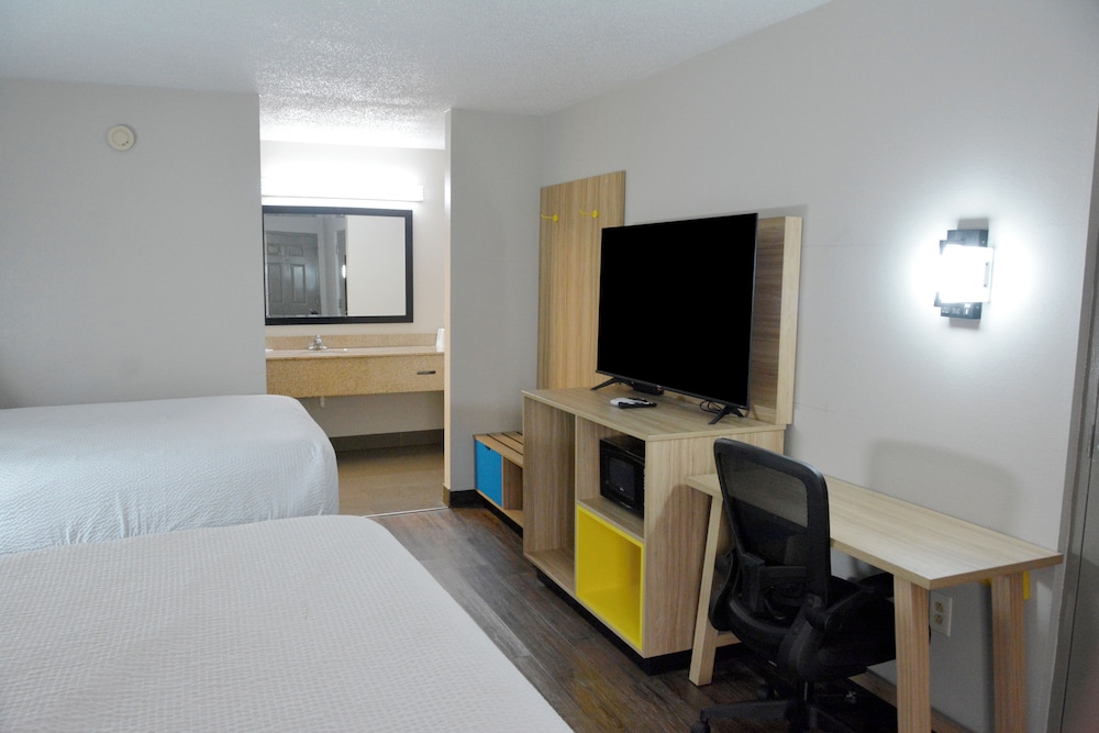 Room, 2 Queen Beds, Non Smoking - Photo 3