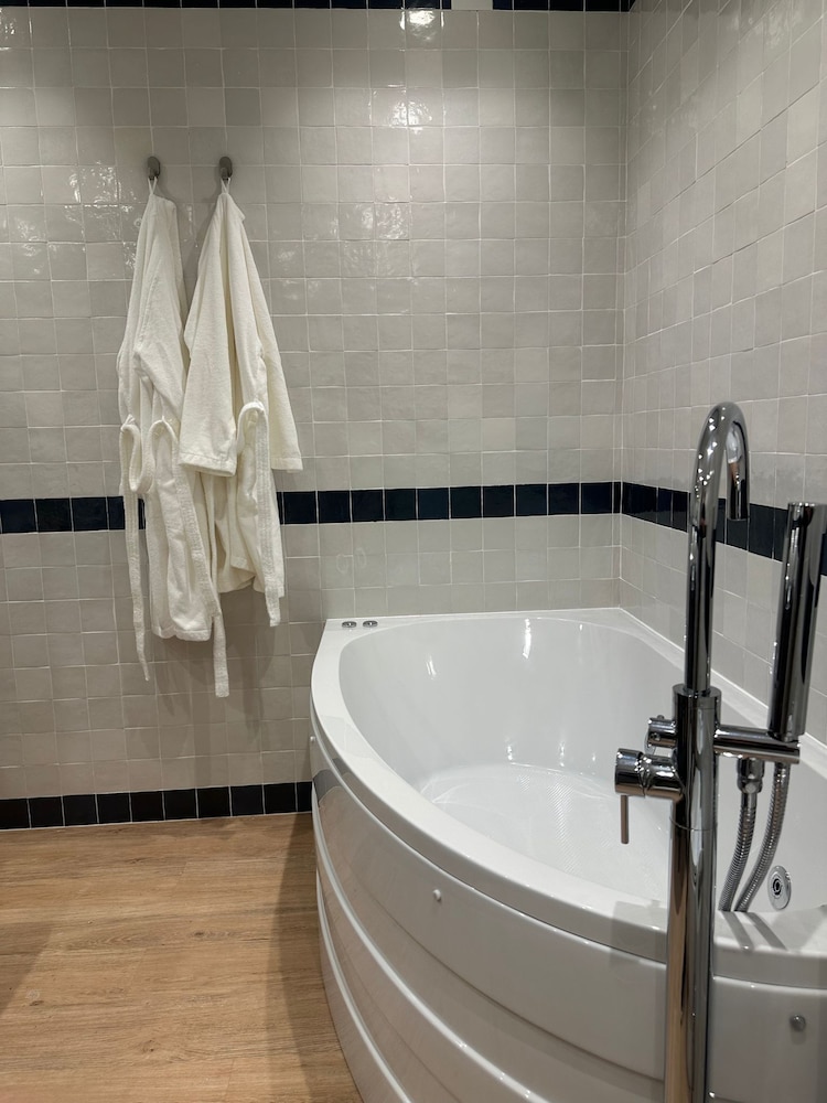 Suite - Photo 8