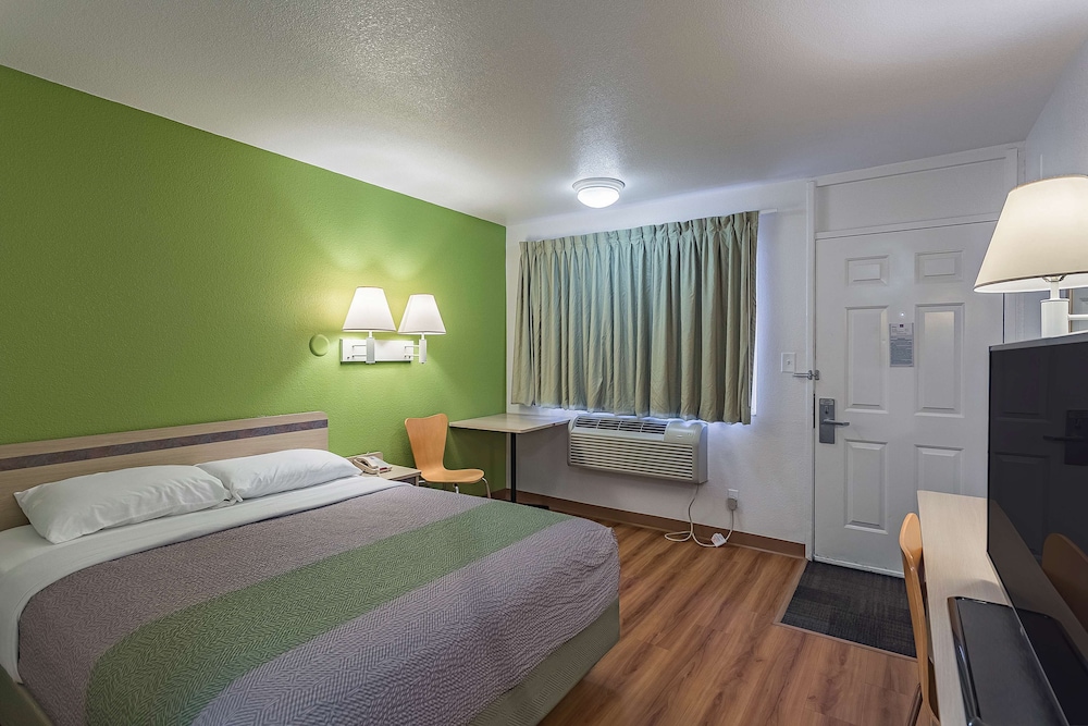 Deluxe Room, 1 Queen Bed, Non Smoking, Refrigerator & Microwave photo 3