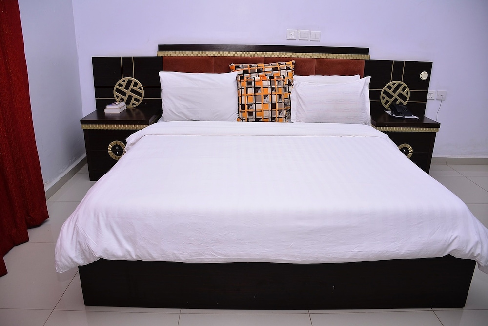 Penthouse, 2 Bedrooms, Ensuite photo 3