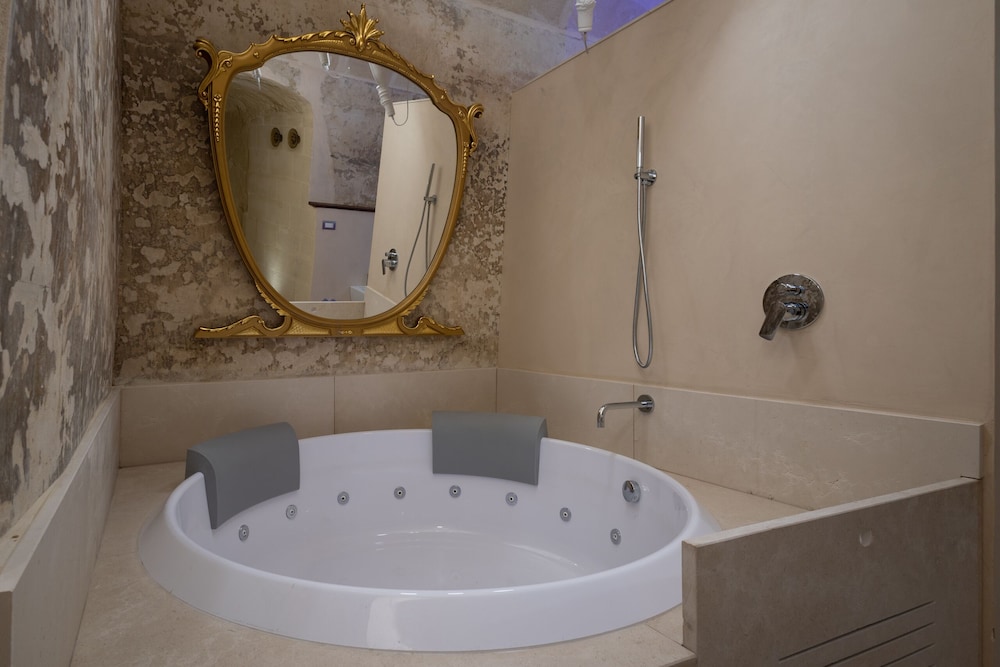 Deluxe Double Room, Hot Tub, Garden View (Camera delle Acque) - Photo 10