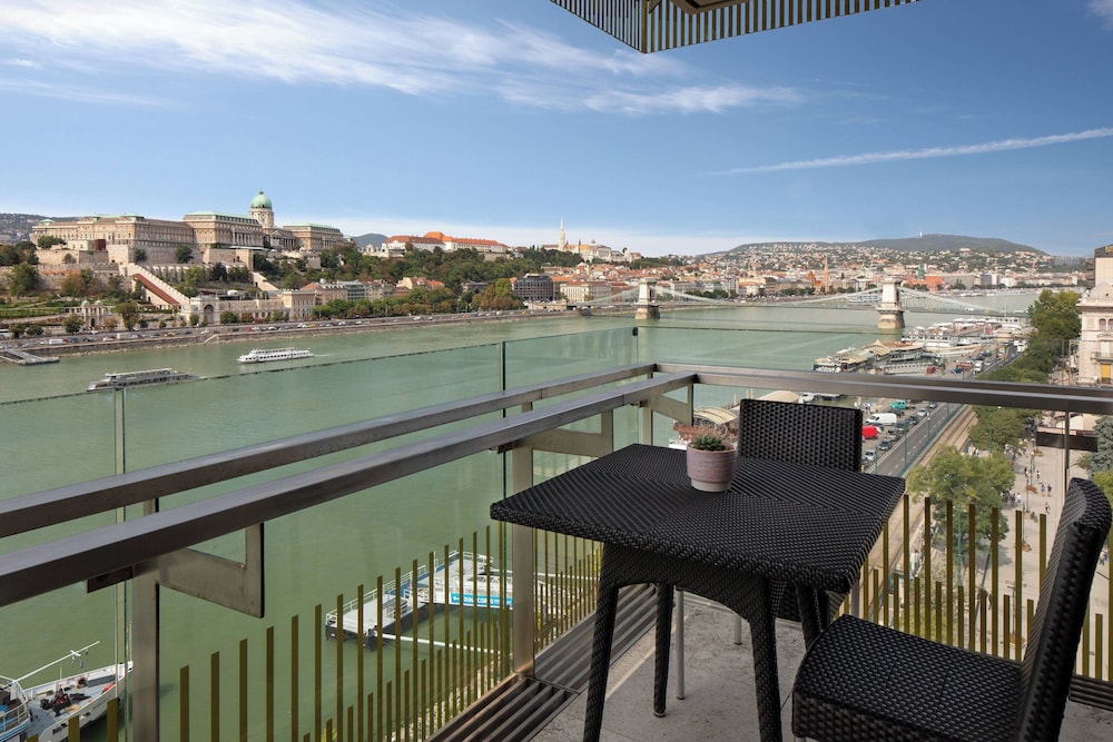 Executive Suite, 1 King Bed, River View - Photo 7