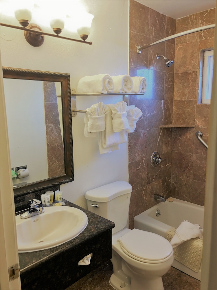 One Bedroom Suite, 2 Queen Beds, Balcony - Photo 5