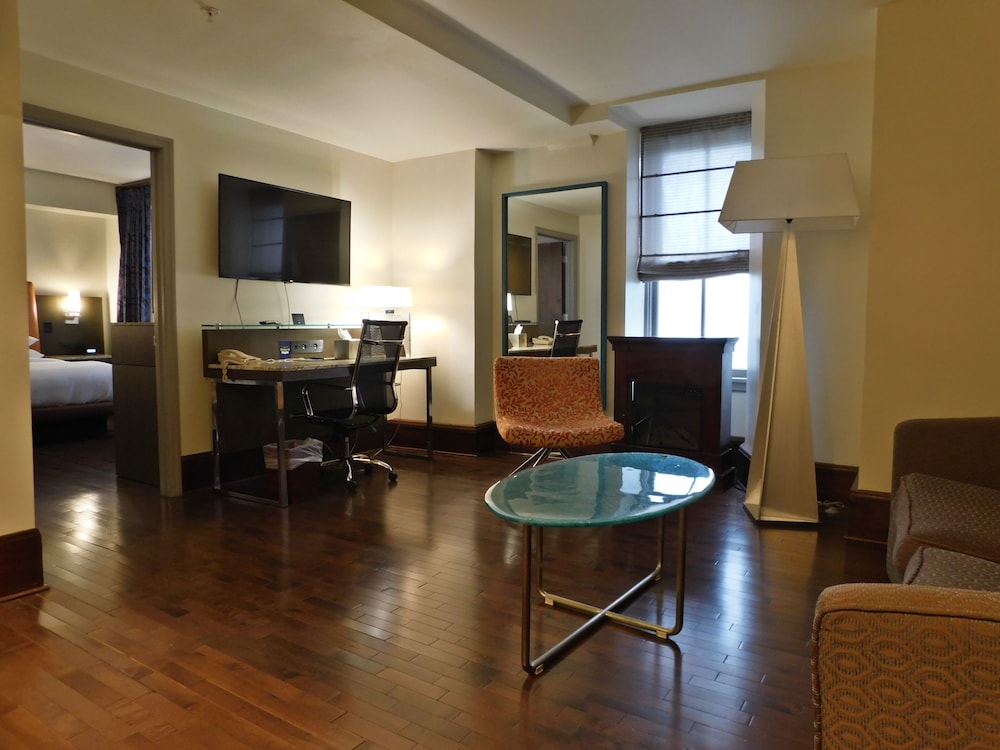 One Bed King Suite - Photo 2