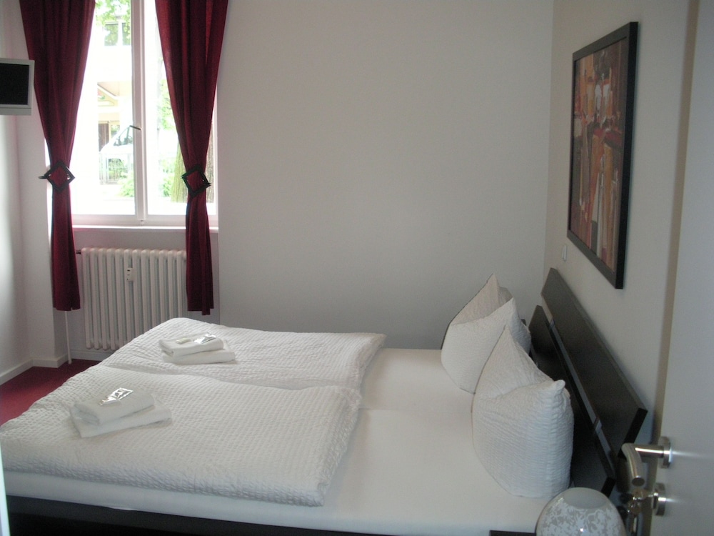 Economy Double Room Single Use, Private Bathroom photo 1