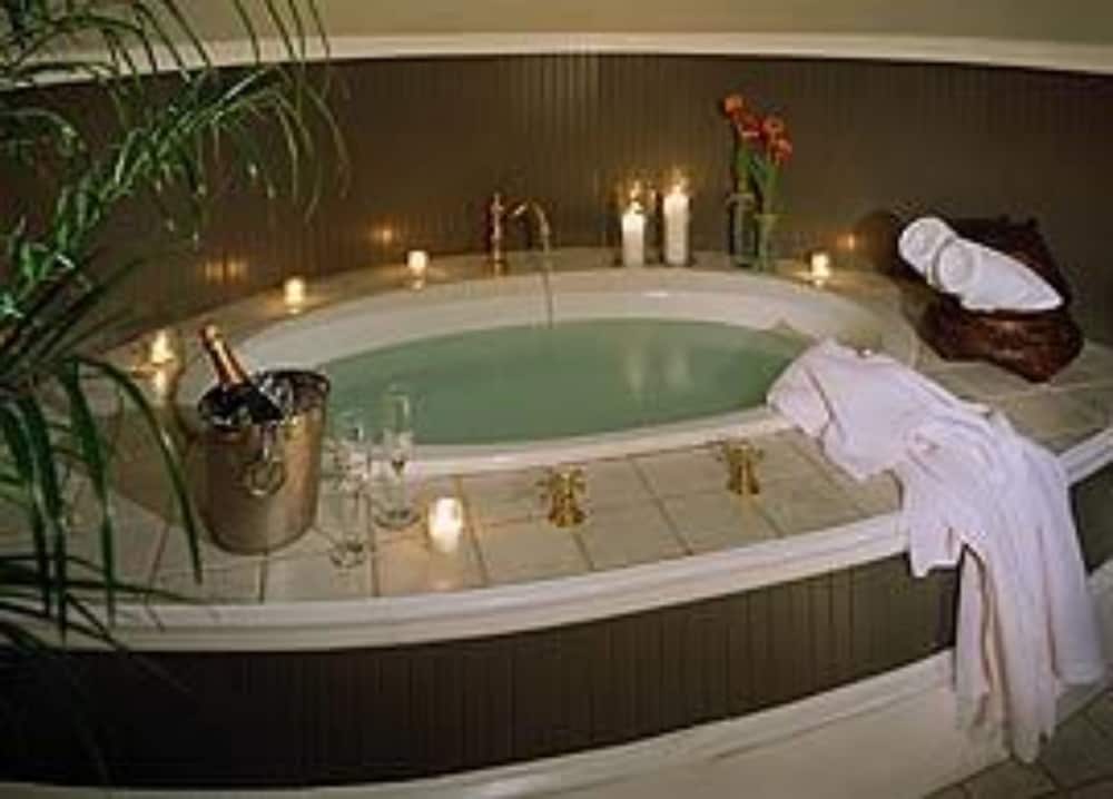 Superior Suite, 1 Bedroom, Non Smoking, Bathtub (Superior Suite #3) photo 3