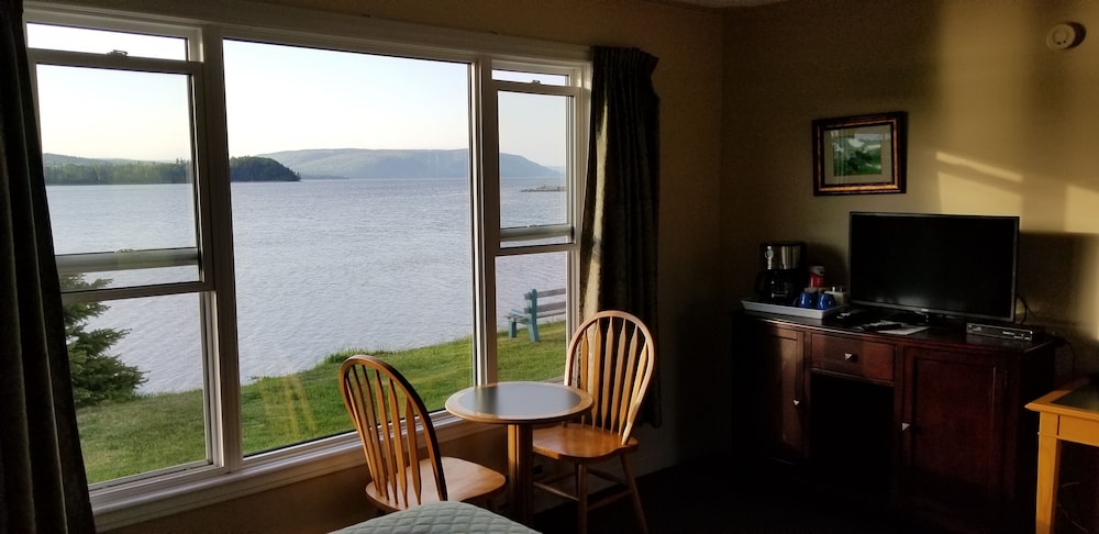 Panoramic Room, 1 Queen Bed, Ensuite, Ocean View photo 3
