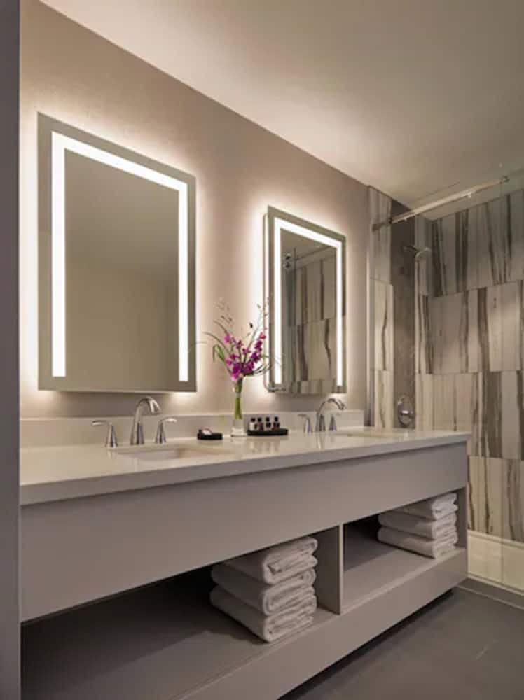 Racetrack Two Bedroom Suite King, Queen thumbnail 6