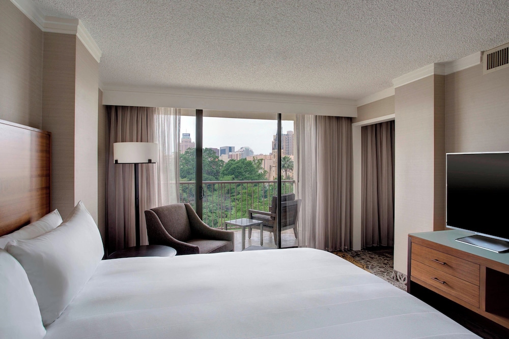 Room, 1 King Bed, Balcony (Hearing Accessible) - Photo 2