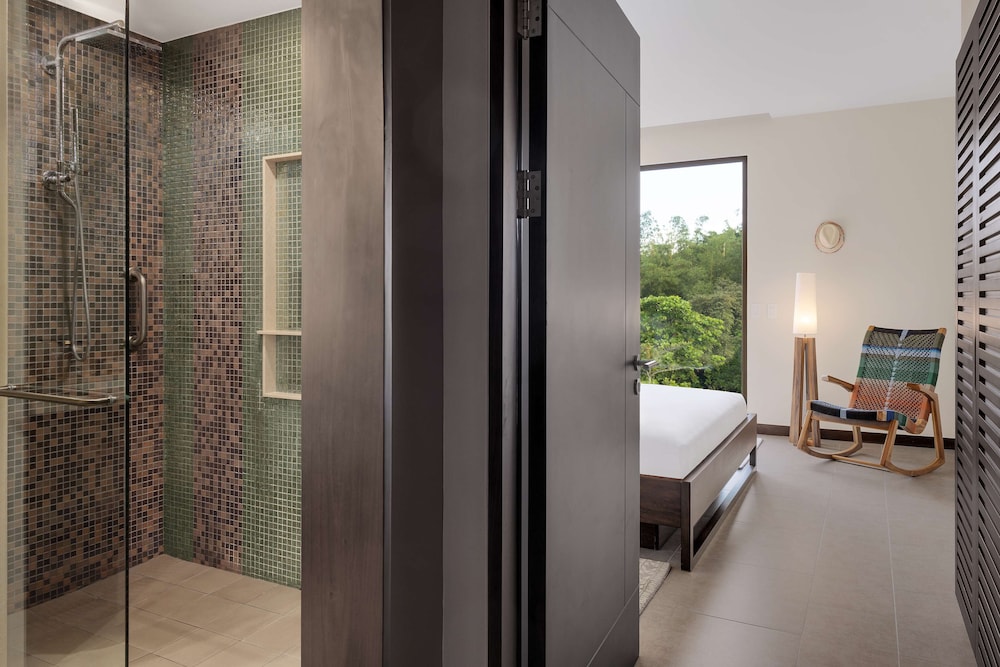 Suite, 3 Bedrooms - Photo 27