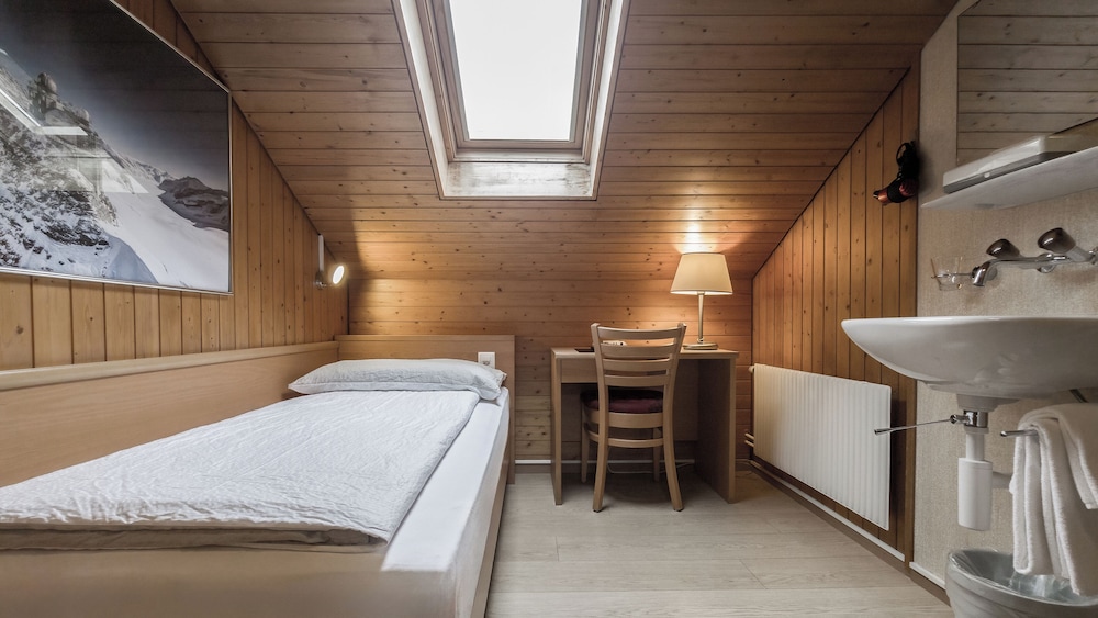 Basic Single Room, Shared Bathroom photo 1