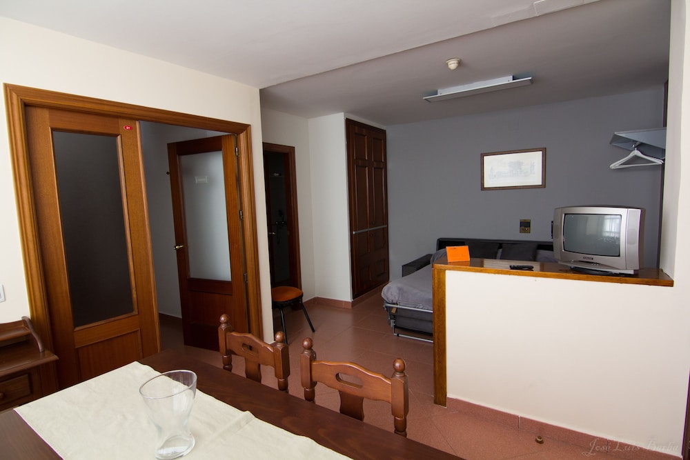 Standard Apartment, Multiple Bedrooms, Refrigerator & Microwave photo 3