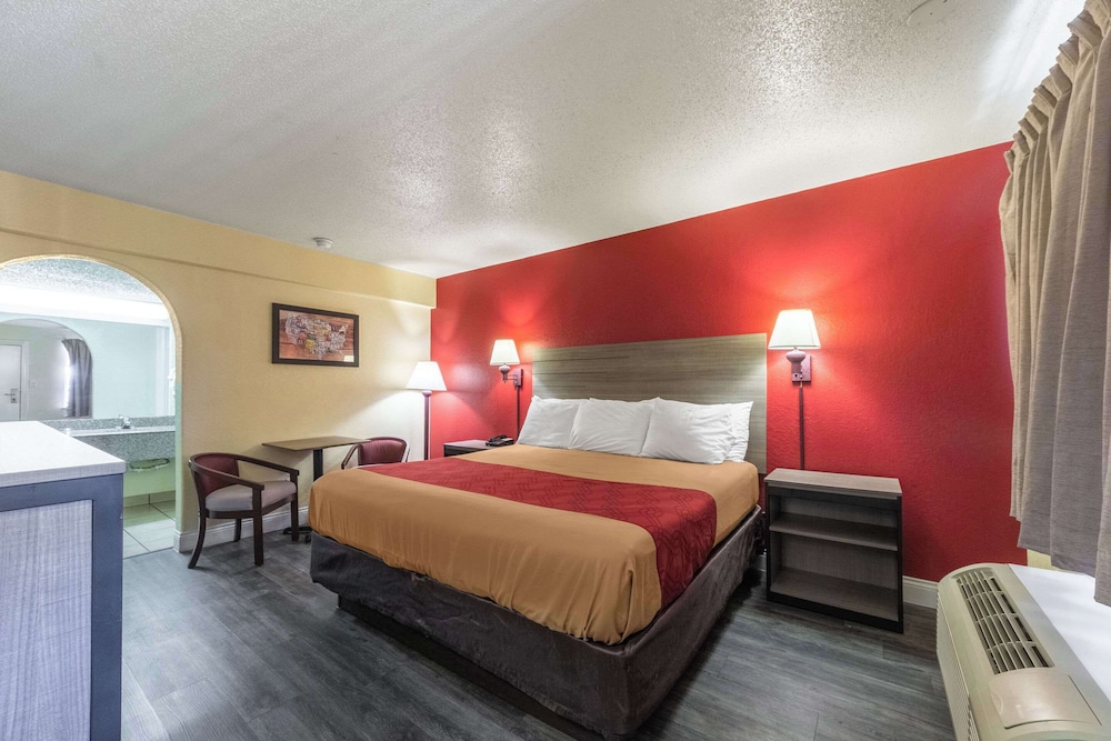 Standard Room, 1 Queen Bed, Non Smoking - Photo 1
