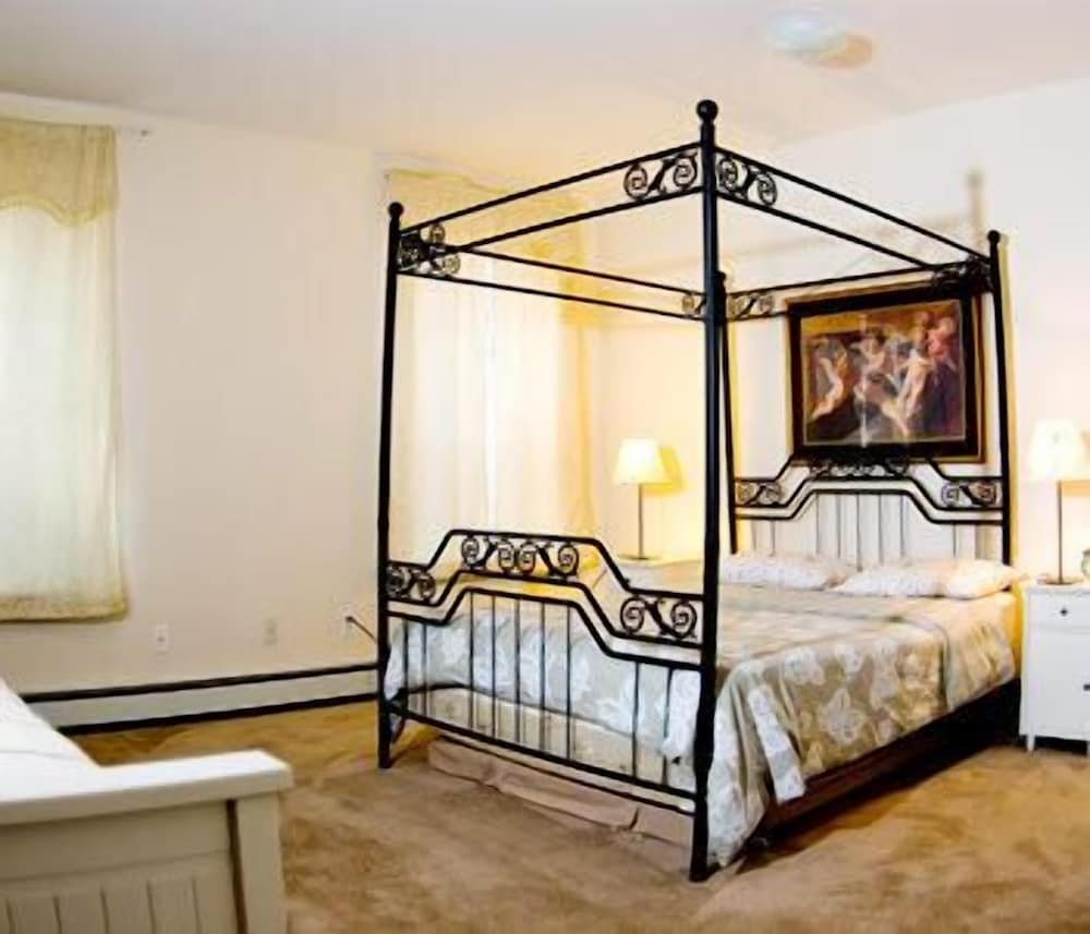 1000sq ft suite, Private Bathroom Max 4 people photo 1
