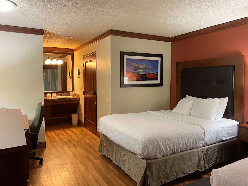 Standard Room, 2 Queen Beds, Non Smoking, Refrigerator & Microwave photo 3