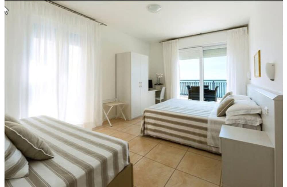 Family Quadruple Room, 2 Bedrooms, Connecting Rooms photo 1