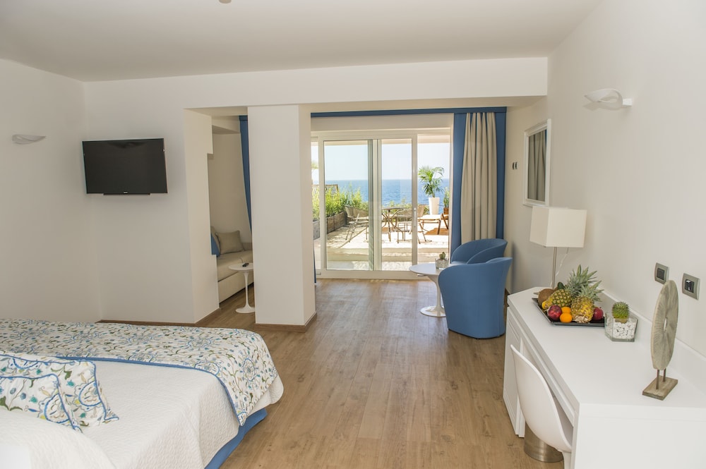 Deluxe Double Room, Patio, Sea View - Photo 2