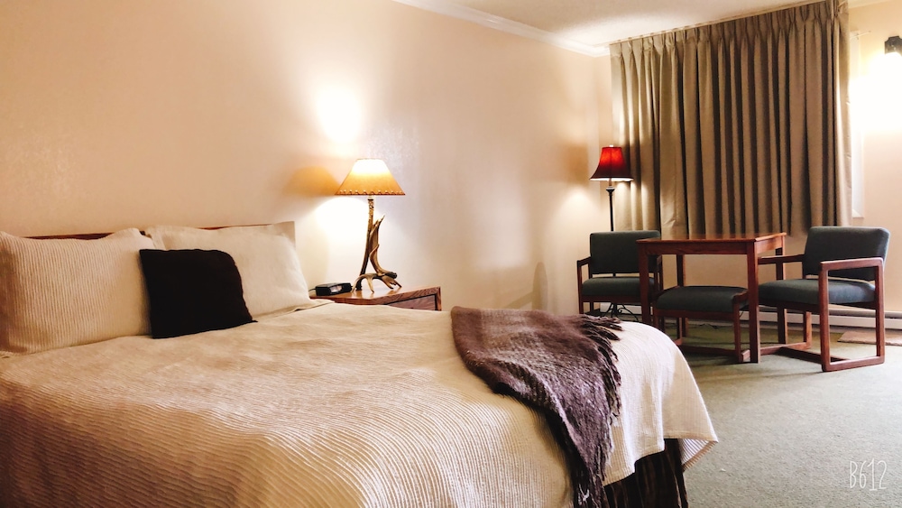 Classic Room, 1 Queen Bed, Non Smoking, Refrigerator & Microwave photo 3