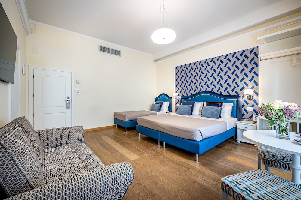 Classic Double Room thumbnail 5