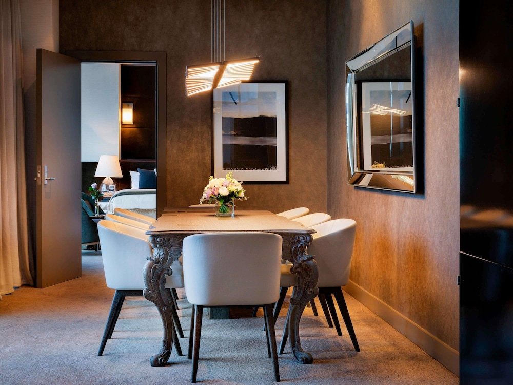 Club Suite, 1 King Bed, Club Lounge Access (Opera)