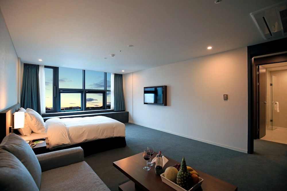Family Suite, 2 Double Beds, Non Smoking, Hot Tub (Living Room)
