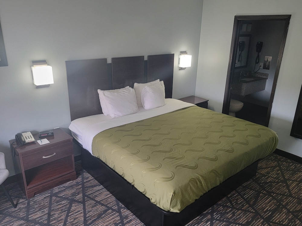 Standard Room, 1 King Bed, Non Smoking - Photo 3