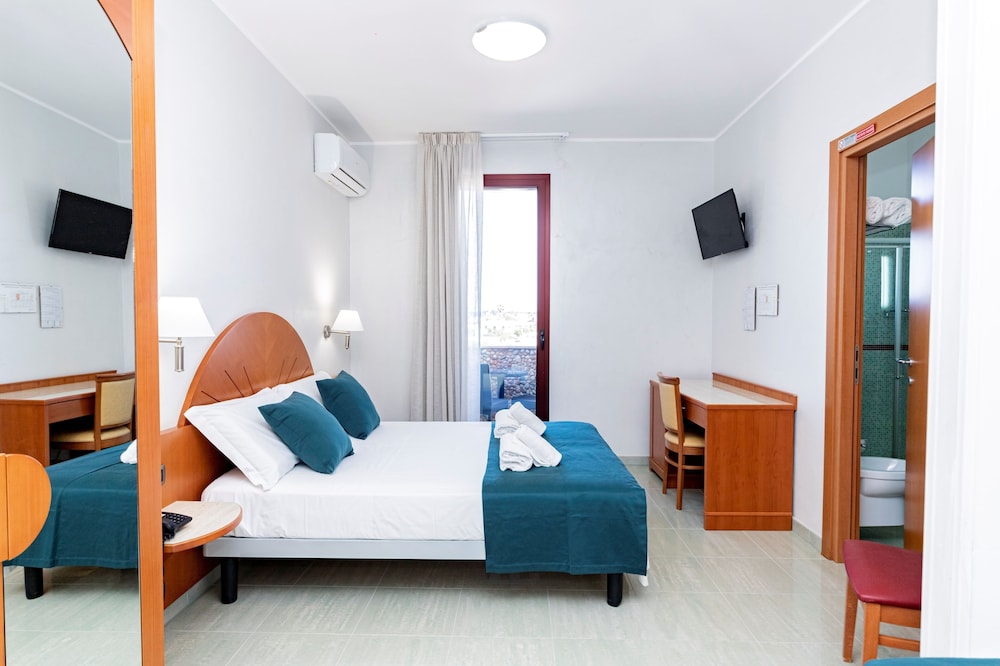 Standard Quadruple Room, Balcony, Sea View photo 3