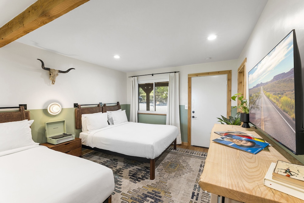 Premium Room, 2 Queen Beds, Valley View photo 3