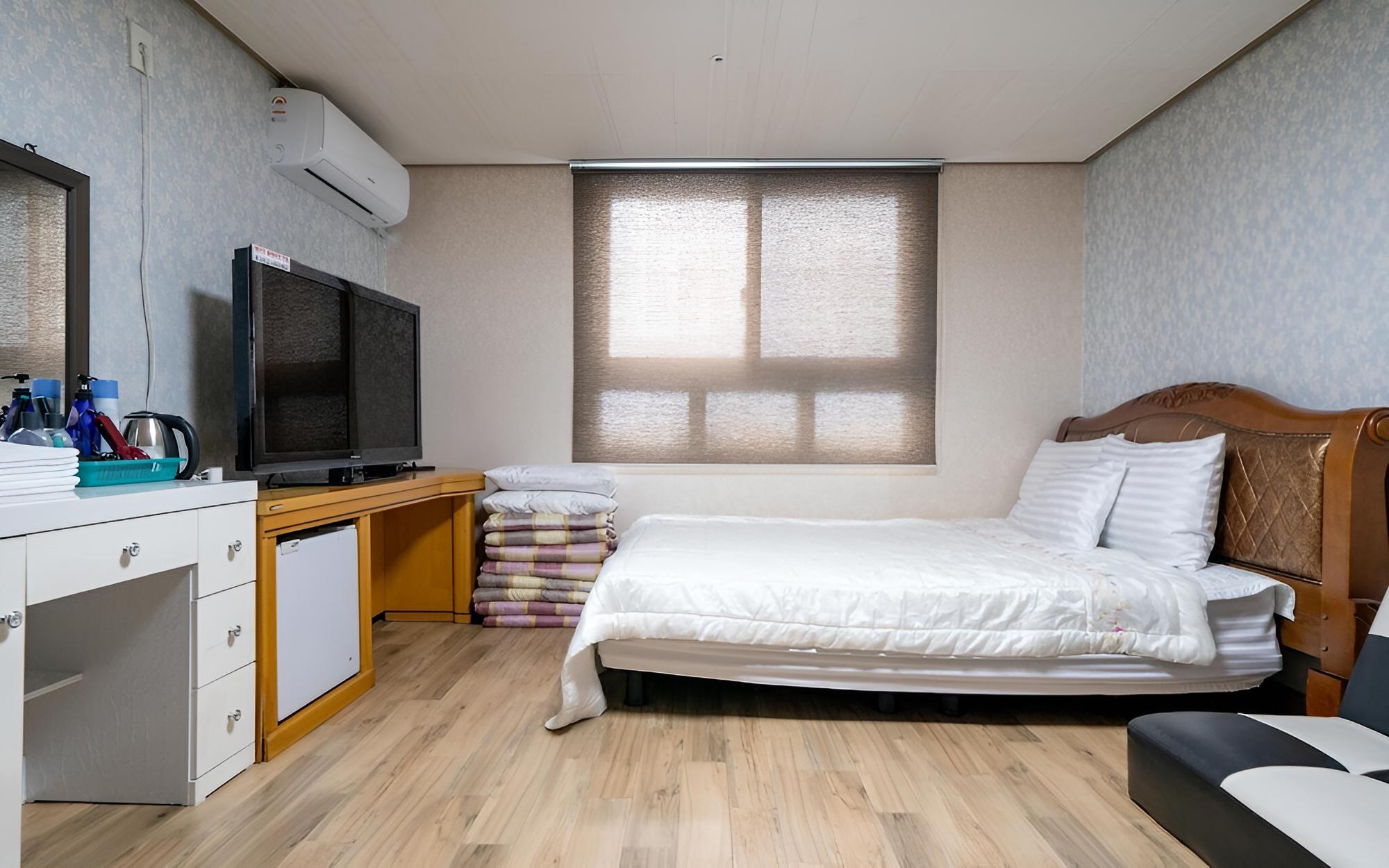 Room (Family Room (Separate Bathroom 2 Quee) - Photo 4