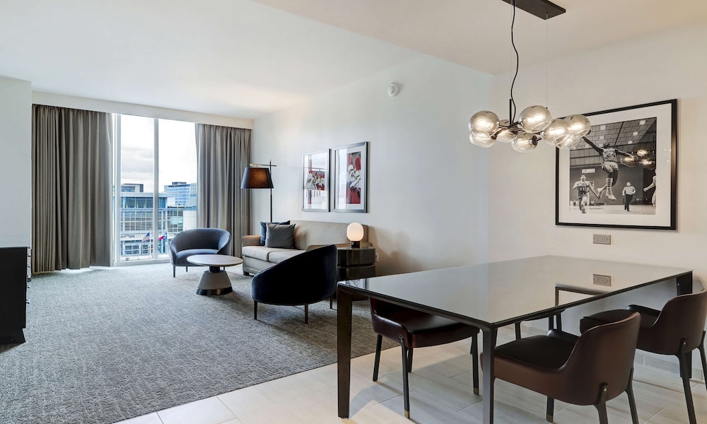 Premium Suite, 1 King Bed with Sofa bed (University View) - Photo 1