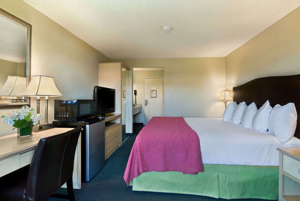 Standard Room, 1 King Bed, Non Smoking, Balcony (Pool View)