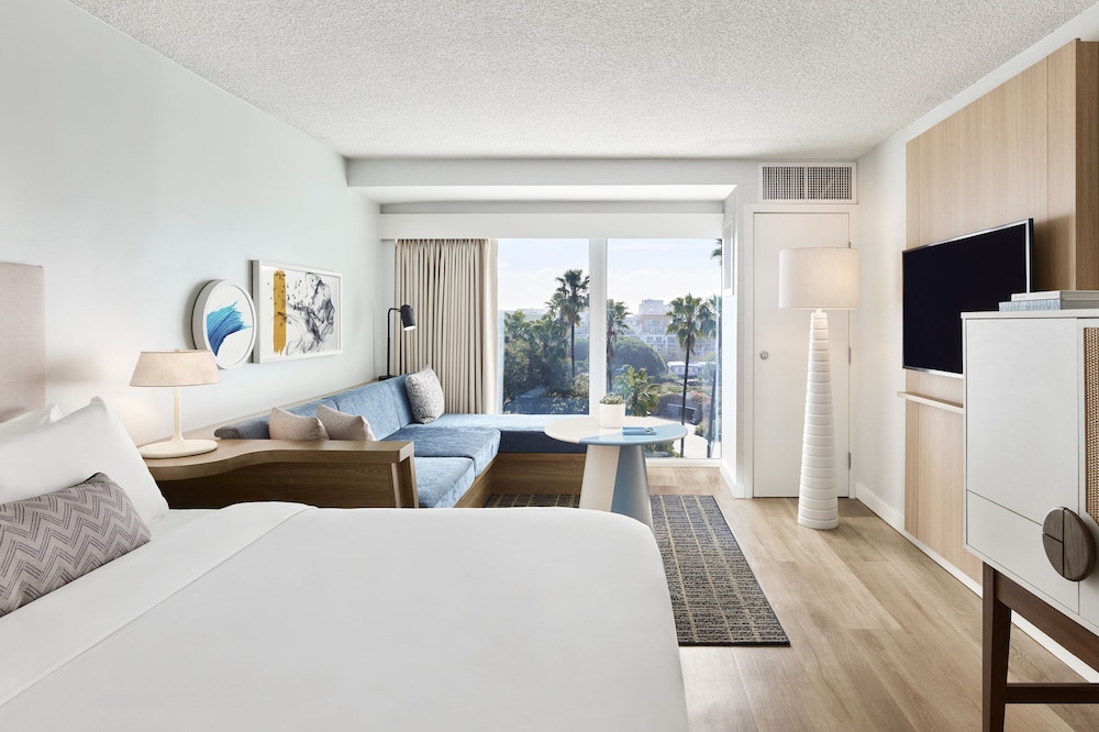 Coastal King Room with One King Bed (Non Smoking)