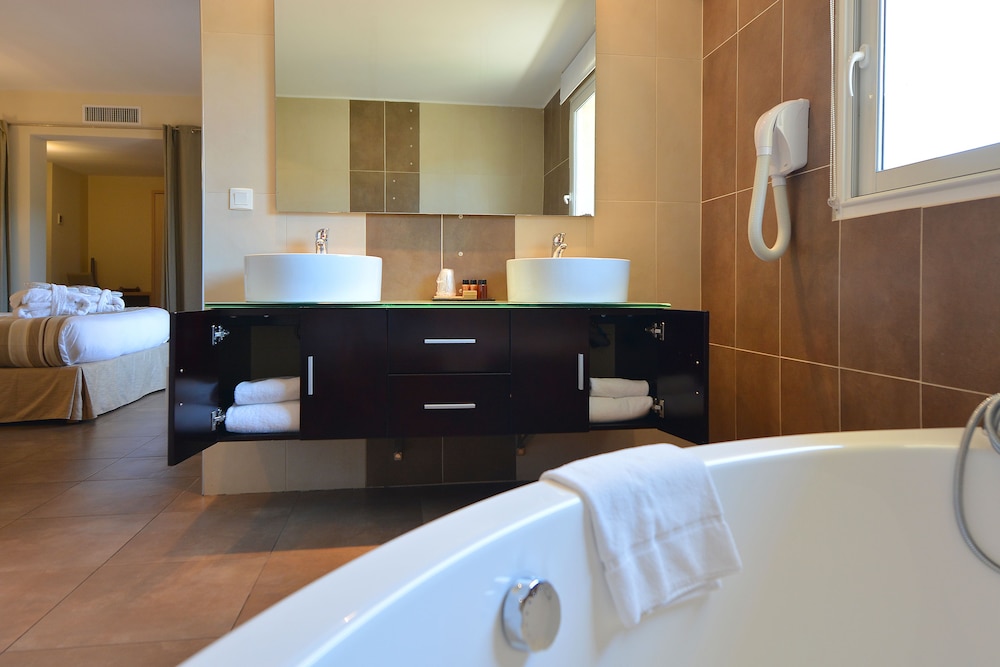 Suite, 2 Bedrooms - Photo 6