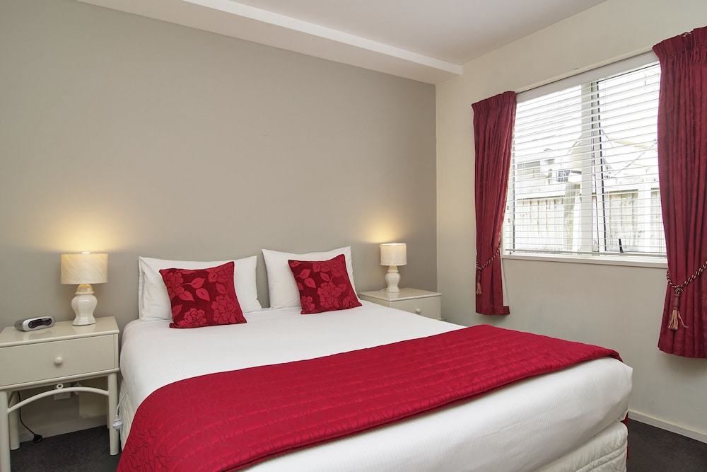 Standard Suite, 2 Bedrooms, Non Smoking, Kitchen (Unit - 1 queen, 2 single, 1 rollaway) photo 1
