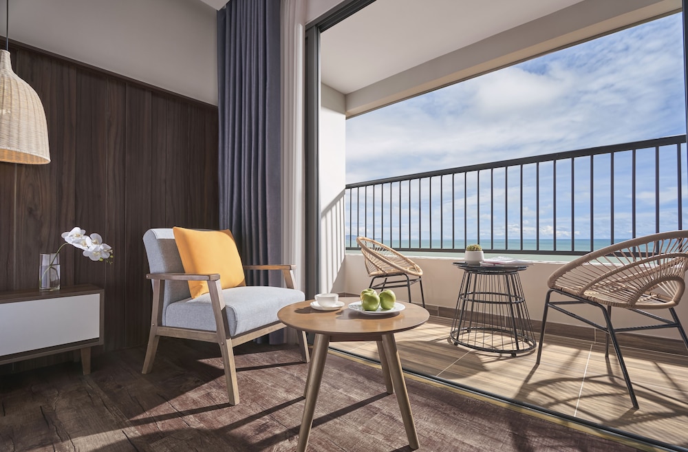 Deluxe King Ocean View With Balcony photo 2