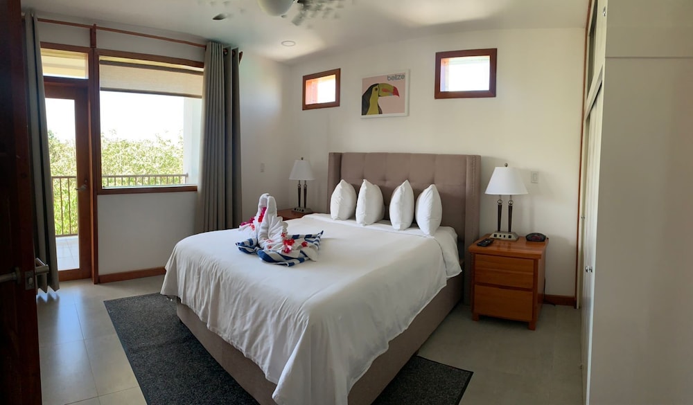 Suite, 2 Queen Beds, Balcony, Garden View thumbnail 6