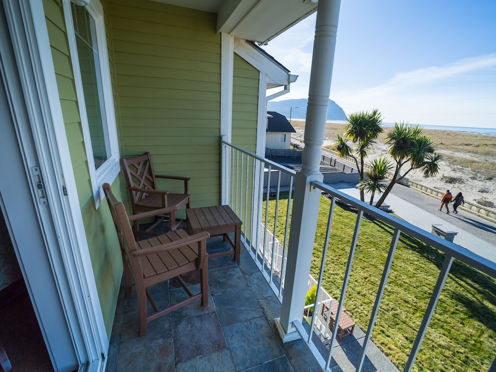 Oceanfront Queen - Photo 2