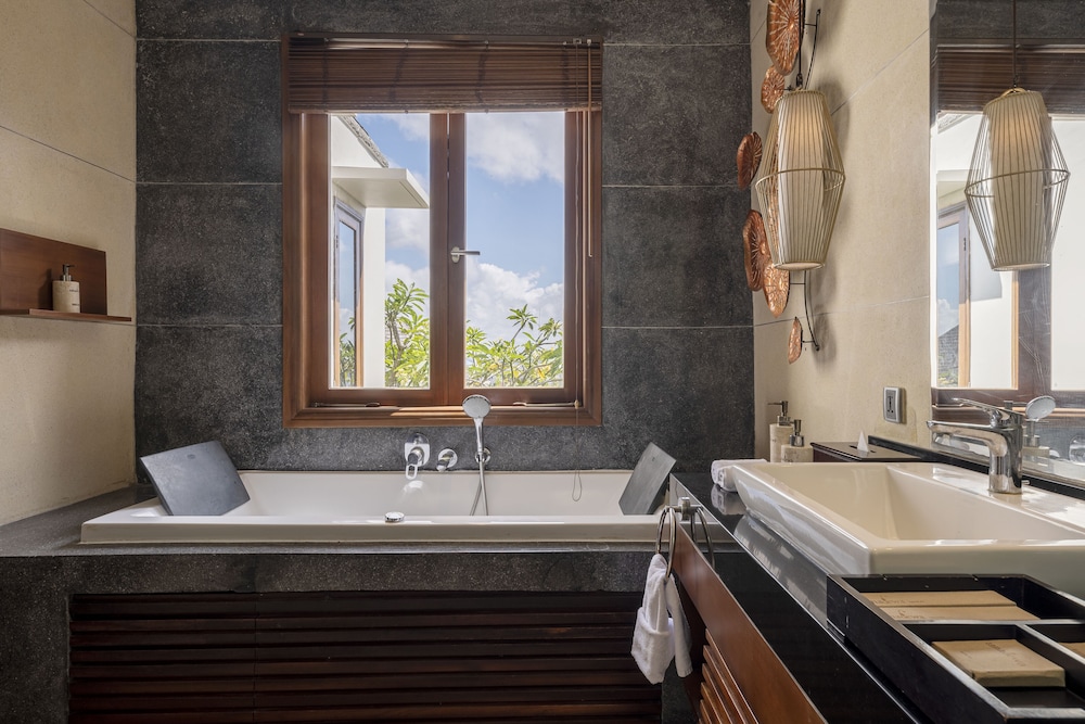 One Bedroom Pool Villa with One-Time 60-Minute Couple's Massage photo 2