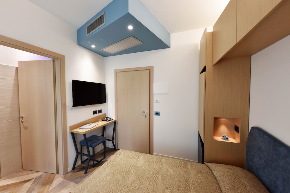 Standard Double or Twin Room - Photo 8