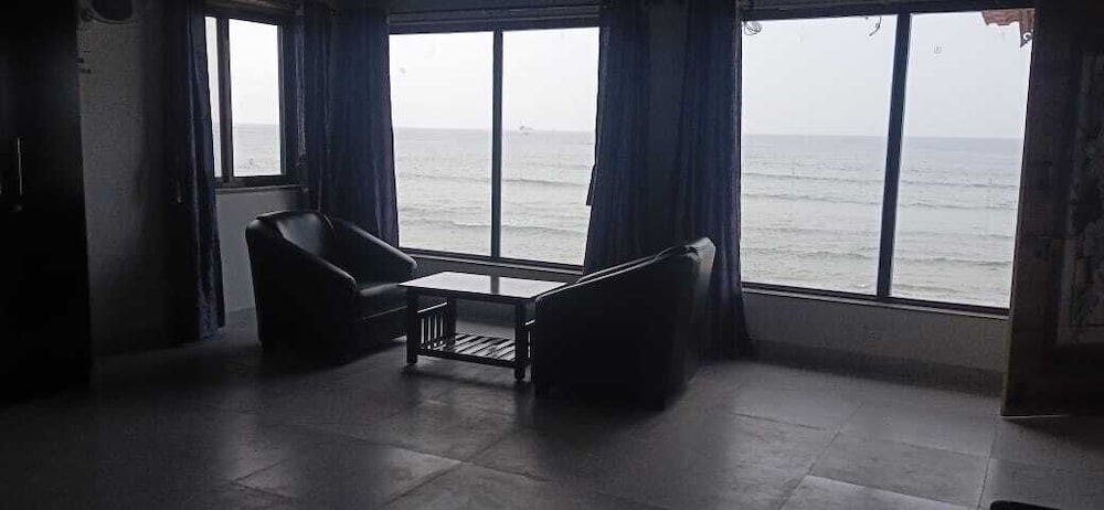 Suite - Photo 1