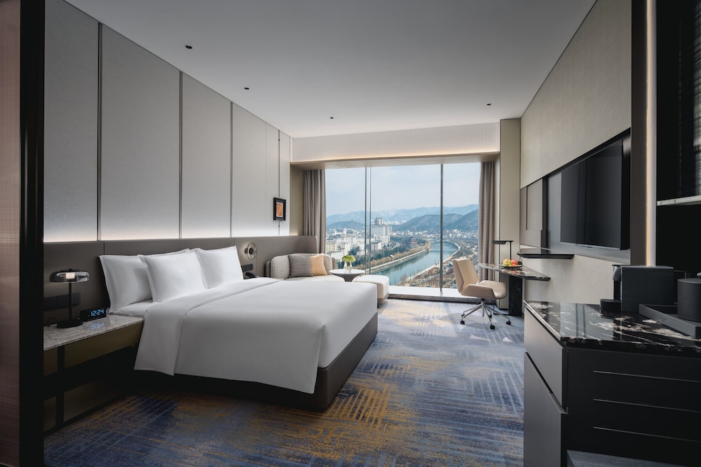 Standard Room, 1 King Bed, Club Lounge Access photo 1