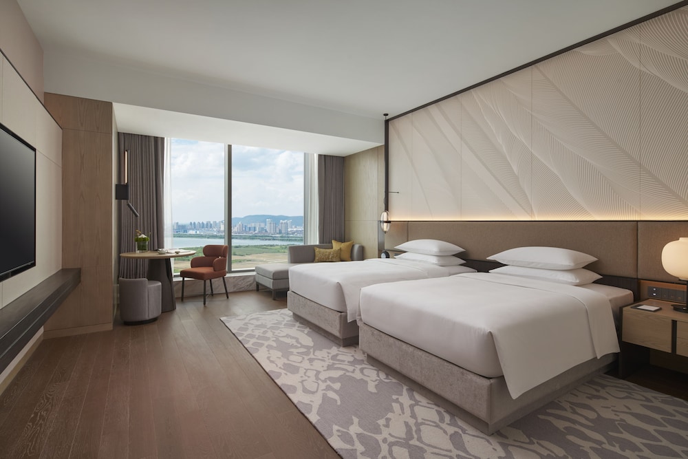 Room, Multiple Beds, Lake View