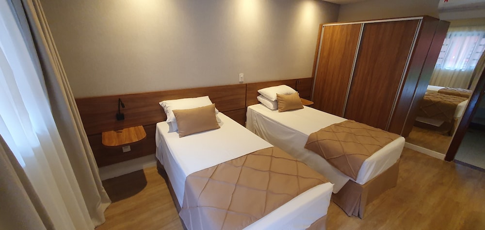 Premium Room, 1 Queen Bed, Roll-in Shower, Non Smoking