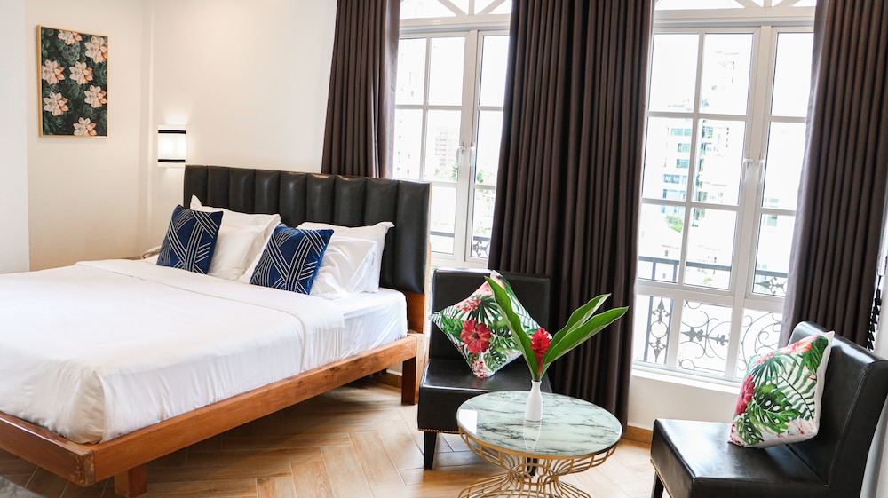 Junior Suite, 1 King Bed, City View photo 2