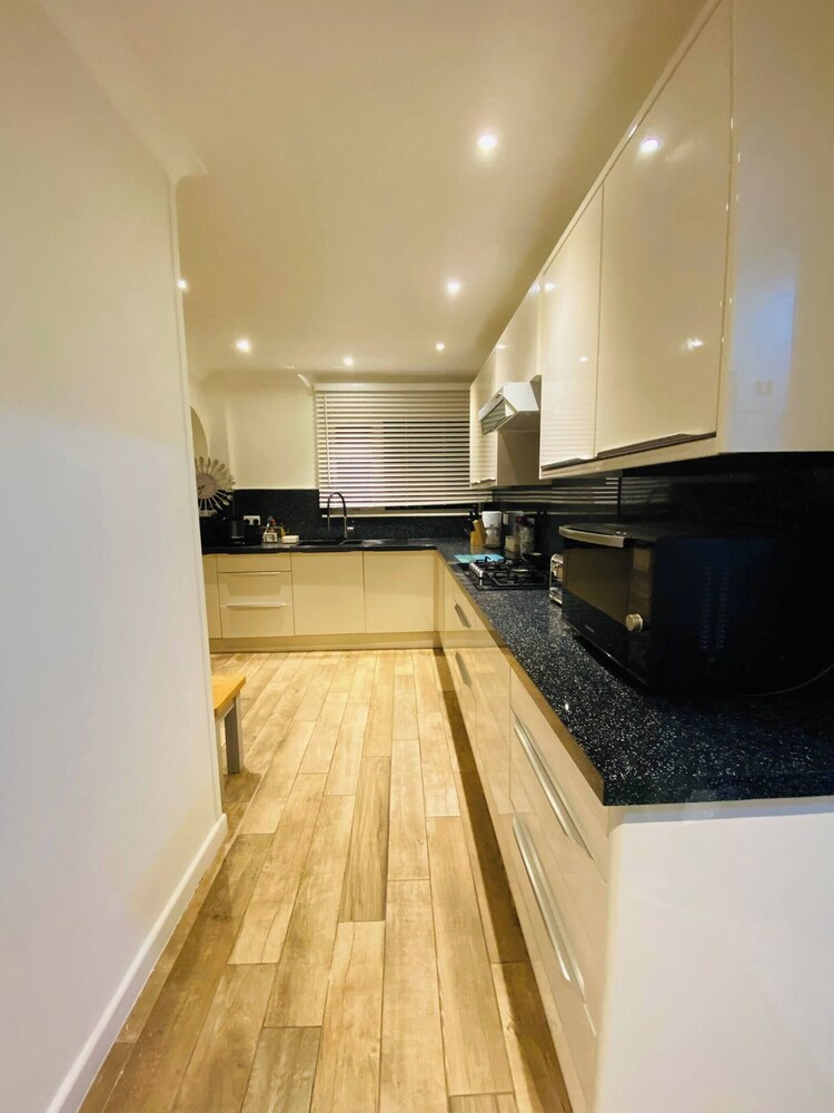 Relax in This Charming East Cowes House With Garden and BBQ, Zdjęcie 13