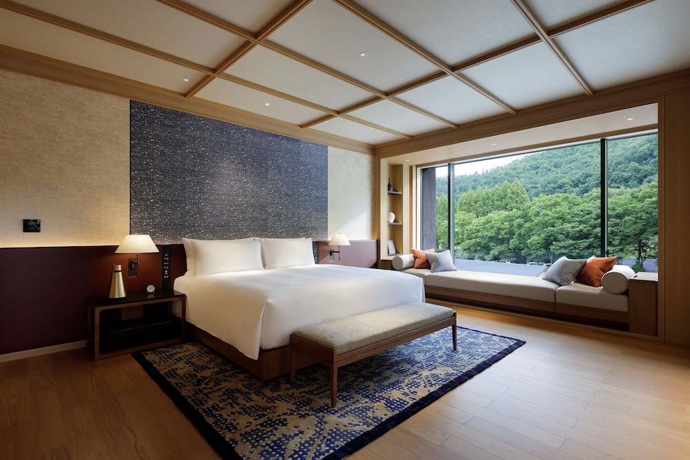 PEAK Suite Room 1 King Bed - Photo 1