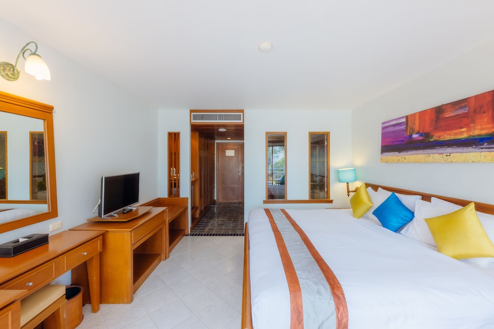 Deluxe Room with Pool Side - Photo 2