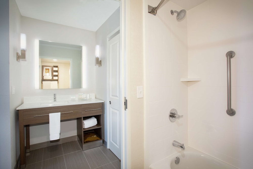 Suite, 1 King Bed, Accessible, Bathtub photo 2