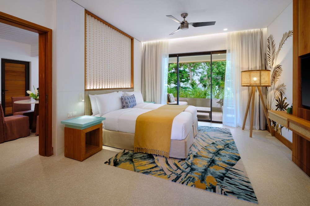 Deluxe Room, 1 King Bed - Photo 1